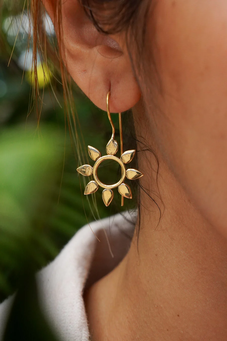 Flower drop brass earrings - Image 3