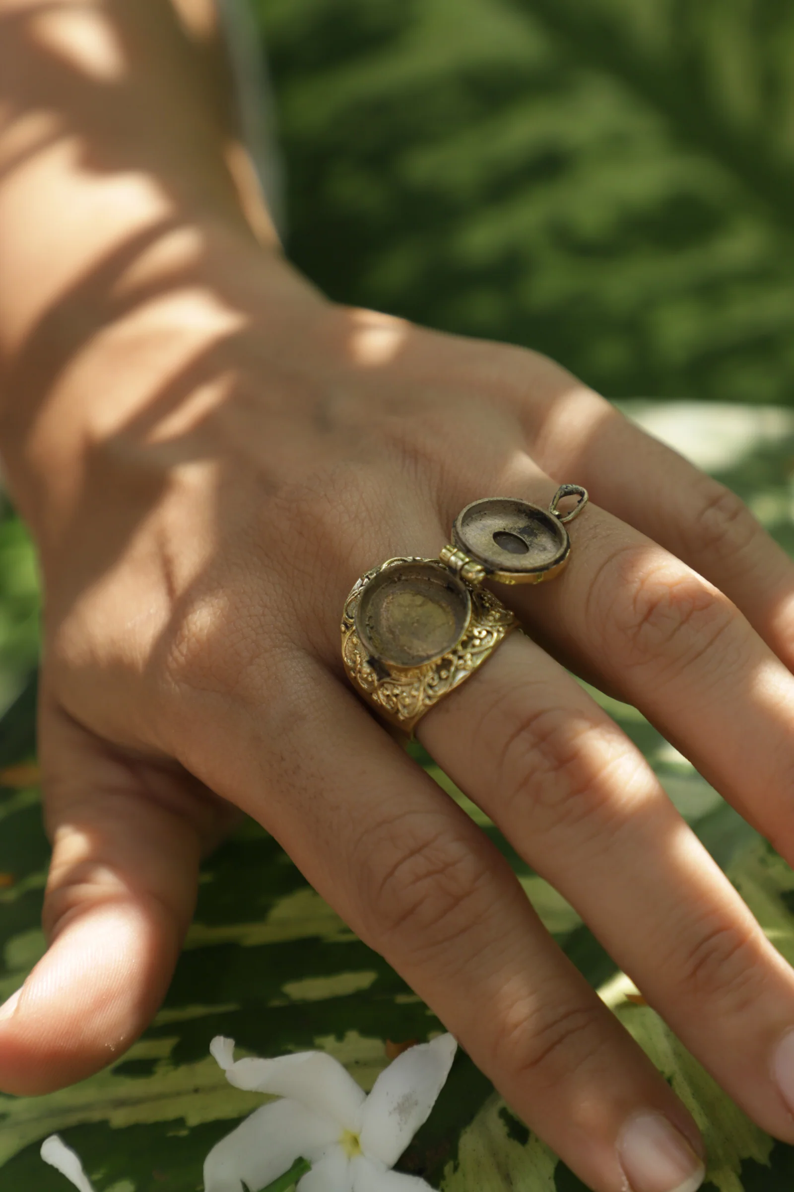 Moonstone brass poison ring.non adjustable - Image 4
