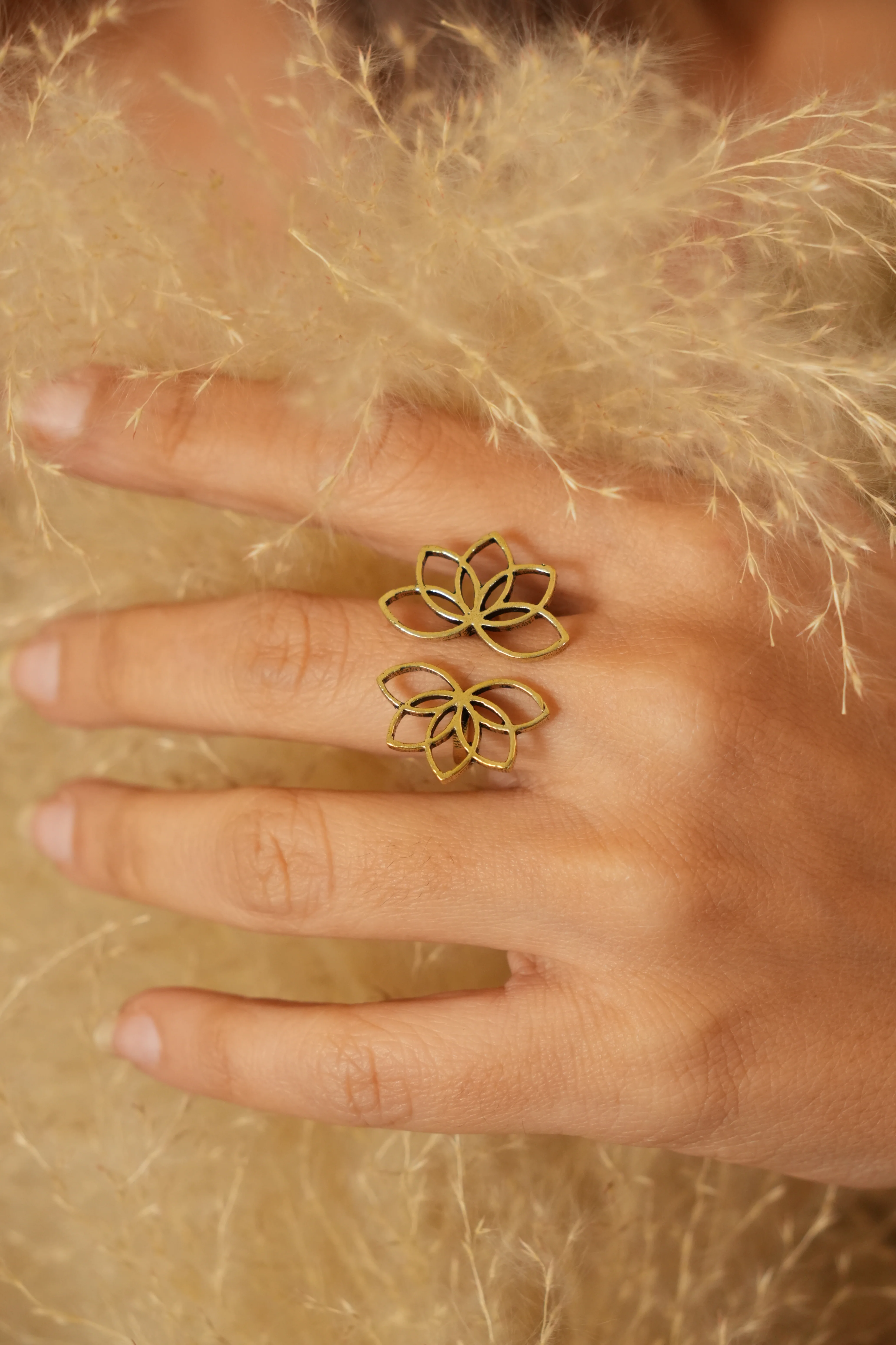 Neora adjustable ring