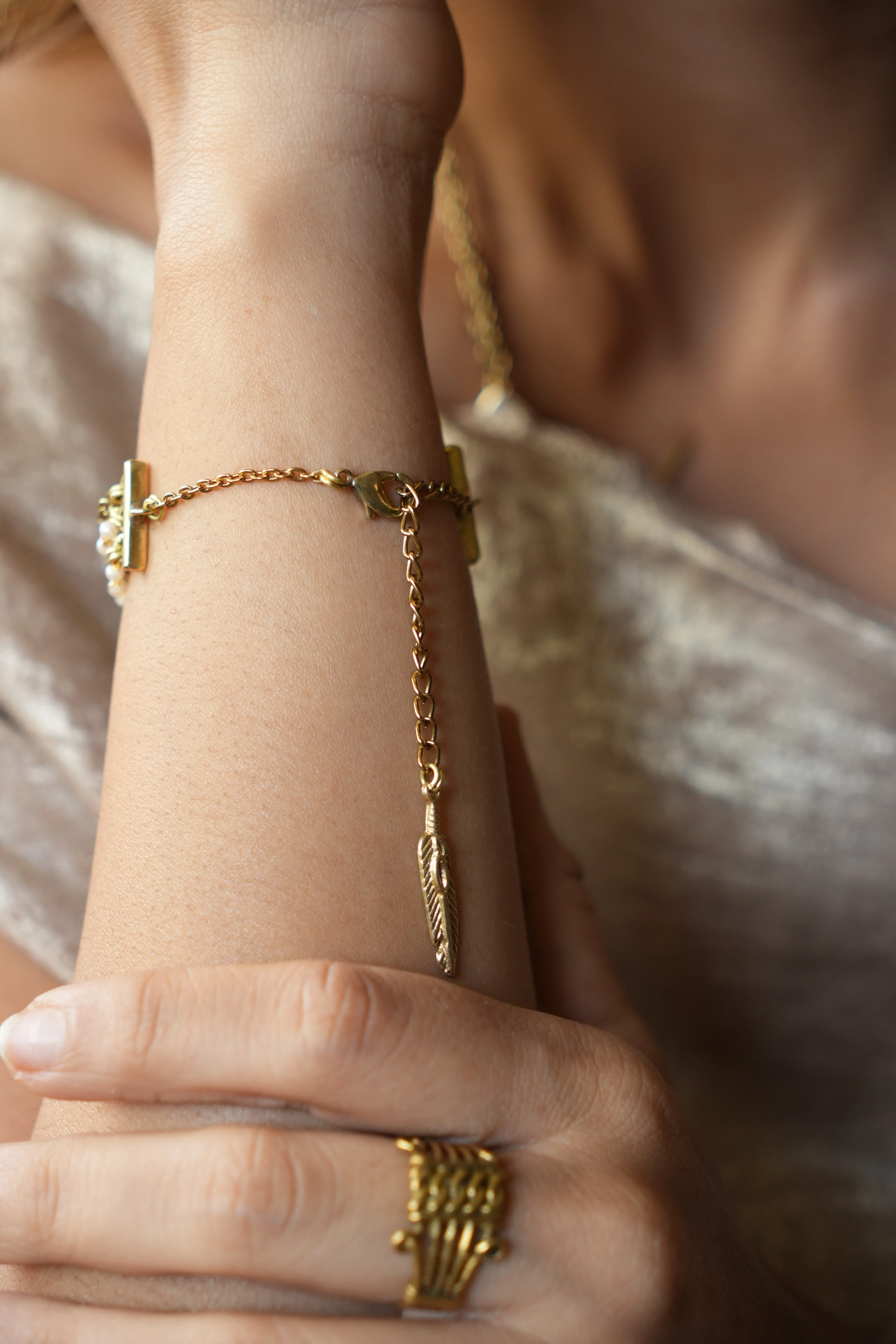 Pearl cluster alloy bracelet - Image 2